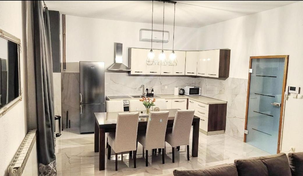 Kosante - Luxury Apartment - 150 M2 With Fitness Room Имотски Екстериор снимка
